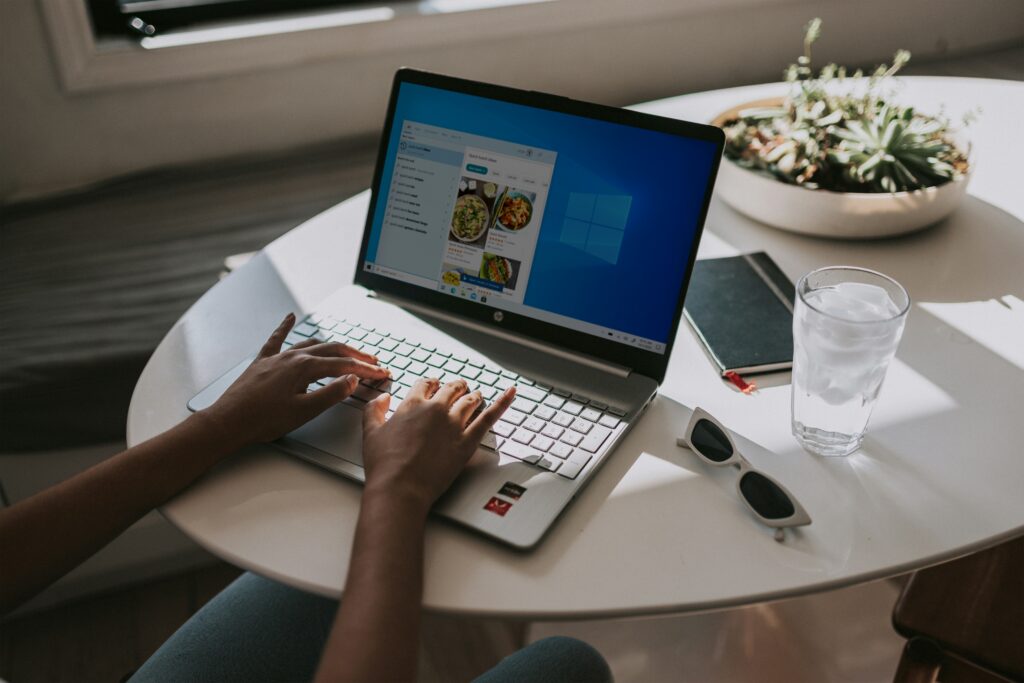 windows-9YwGR6H0Pu8-unsplash